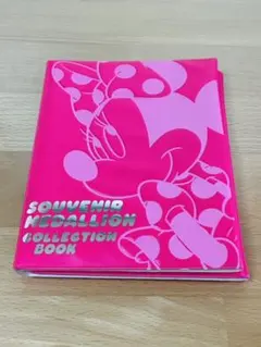 ディズニー　スーベニアメダル63枚・コレクションブック