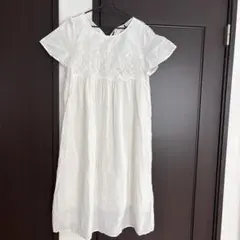 ホワイト刺繍入りロングワンピース