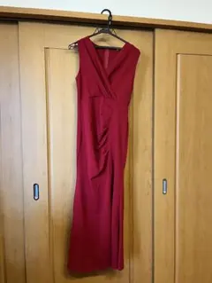 赤いVネックタイトフィットドレス