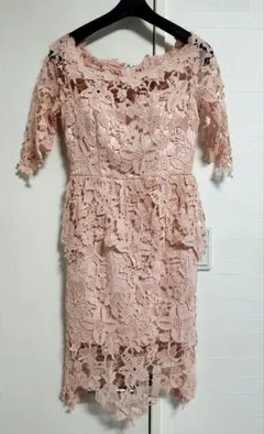 ピンク レース膝丈タイトドレス、 オフショルダードレス、ペプラム調