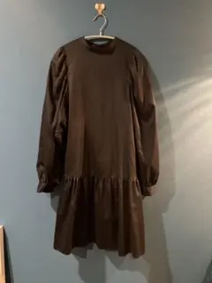 ブラック フリル付き長袖ワンピース　GU