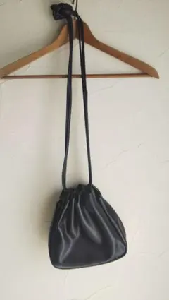 美品 黒 レザー風 巾着型ポーチ