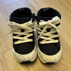 黒と白のハイカットスニーカー