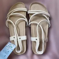 CLOSSI ホワイト サンダルのサムネイル