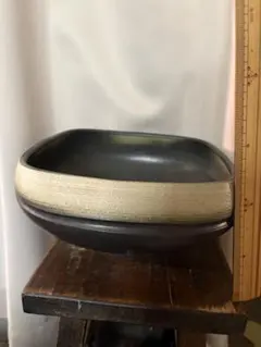 黒とベージュの陶器花器