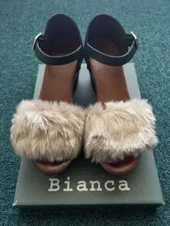 スペイン製　Bianca ファー付きヒールサンダルのサムネイル
