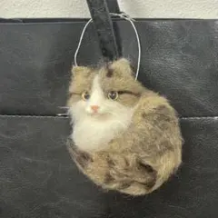 羊毛フェルト 猫 ・ブローチ ・ハンドメイド・ストラップのサムネイル