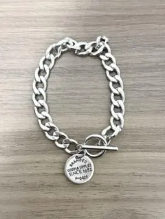 チャーム付きシルバー風ブレスレット／レザー刻印入り