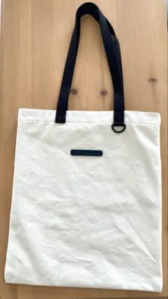 To b. by agnes b. ロゴトートのサムネイル