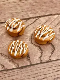 土曜のうさぎ　パンのブローチ 【シナモンロール】