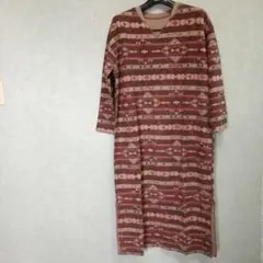幾何学模様の赤系長袖ワンピース