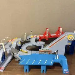 トミカ 2WAYにぎやか高速どうろ コースがのび〜る！ タカラトミー