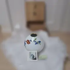 新品 球形 花瓶 白地 赤い花 青い葉のサムネイル