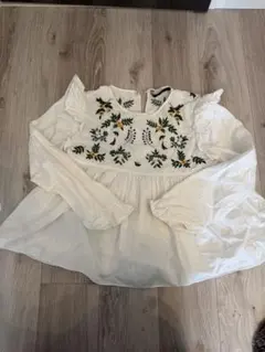 ZARA 刺繍入りホワイト長袖ブラウス