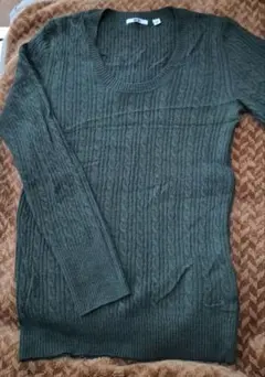 美品★ユニクロ　カシミヤ＋アンゴラ混ケーブルセーター　Lサイズ　深グリーン