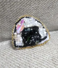 おにぎりモチーフ ビーズ刺繍ブローチ
