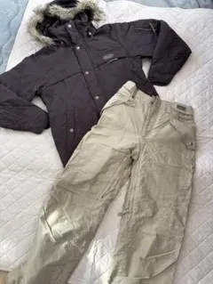 黒いフード付きジャケットとベージュパンツセット