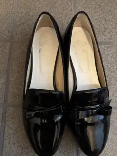 リボン付きブラックフラットシューズ