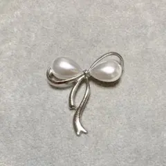 シルバーカラーホワイトパールビーズリボンブローチピン白ピンズ蝶々結びピンバッジ