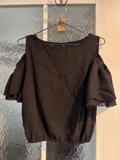 オフショルダー 黒 トップス 半袖