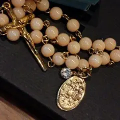 マリア様とキリストのクロスネックレス　淡ピンク　一粒ビジュー付き