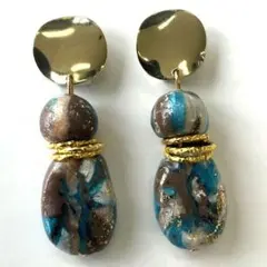 6313 メタルプレートと3連フーブつきブルーとブラウンマーブルチャームのピアス