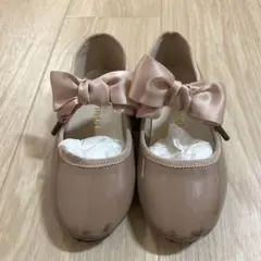 ベージュ リボン付き フォーマルシューズ