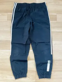 adidas ブラックナイロンパンツ O サイドストライプ