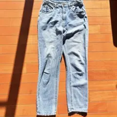 ライトブルー ストレートジーンズ ダメージ加工