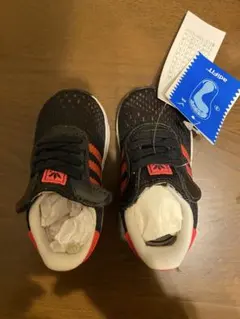 adidas ブラック/レッド 幼児用スニーカー/靴