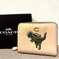 COACH 二つ折り財布 レキシー シグネチャー柄 恐竜アクセサリーパーツ付き 大人気【COACH】ミニウォレット 二つ折り財布 恐竜 レキシー