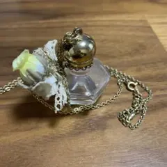香水が入るネックレス ボトル　白花 ゴールドチェーン　アクセサリー　フレグランス
