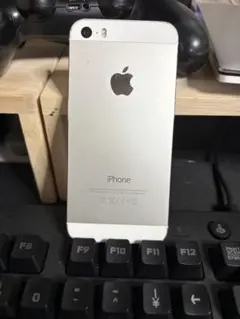 Apple iPhone 5 sシルバー 画面にひびあり