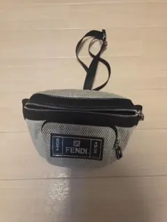 美品MONCLER パデッド ボディバッグ ウエストポーチ 美品MONCLER パデッド ボディバッグ ウエストポーチ - メルカリ