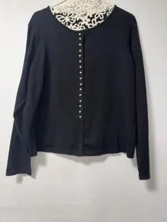 新品未使用ローズティアラ46サイズ黒のパールボタン付き長袖ニット