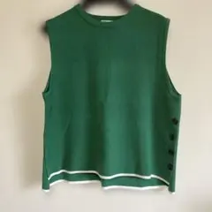緑のボタン付きニットベスト