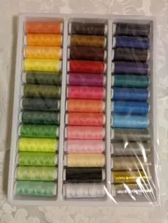 【持ち運びに便利なケース入り】３９色・ミシン糸セット（未開封）