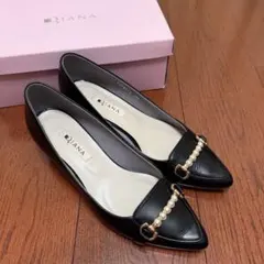 DIANA（ダイアナ）パール付きポインテッドトゥパンプス 黒