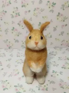 うさぎ　立ち姿　感謝品　羊毛フェルトハンドメイド　ワイヤー入