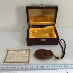 天然瑪瑙（メノウ）貔貅 彫刻 置物 根付 木箱・証書付き 大きめ