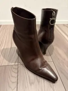 Ferragamoダークブラウン レザー ポインテッドトゥブーツのサムネイル