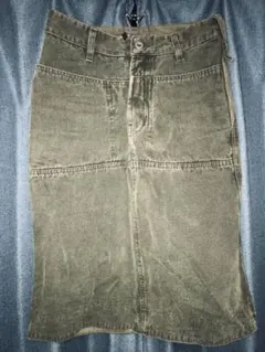 カーキ色のデニムスカート