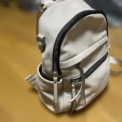 アイボリー 合成皮革 カジュアルリュック