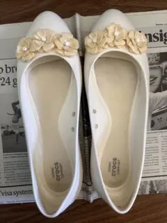 crocs フラットシューズ ホワイト 花モチーフのサムネイル