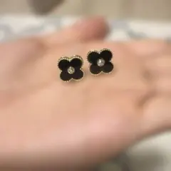 フラワーモチーフ ブラック ピアス