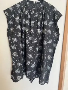 新品　小花柄ブラウス　ノースリーブ　M〜Lサイズ
