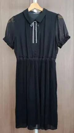 黒いプリーツワンピース 半袖