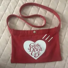 Girls Don't Cry レッド サコッシュバッグ