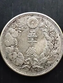 M1722【旭日50銭銀貨 明治40年 流通摩耗少】銀含有8.4g - メルカリ