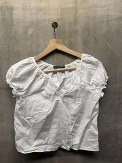 白いフリル付き半袖シャツ